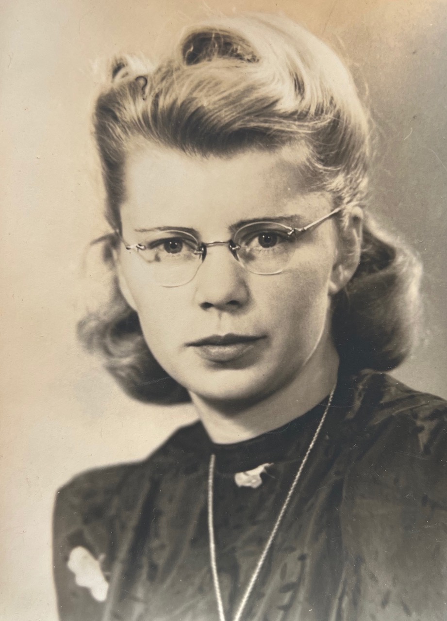 Foto links: Piety (Puck) Burrie in 1940 op haar verjaardag.